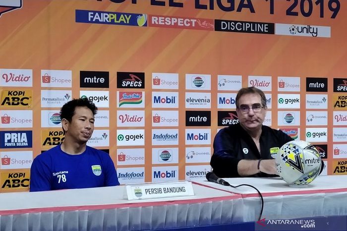 Pelatih Persib Bandung, Robert Alberts, bersama I Made Wirawan saat konferensi pers usai pertandingan melawan Perseru Badak Lampung di Stadion Si Jalak Harupat, Bandung, Senin (16/12/2019).