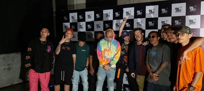 Peluncuran Def Jam Indonesia, memperkenalkan empat rapper Indonesia, antara lain A.Nayaka, Rayi Putra, Mukarakat dan Ben Utomo.