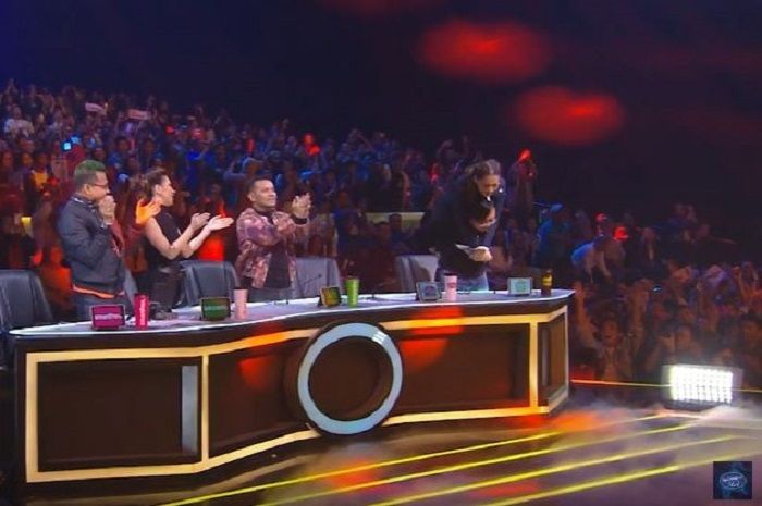 Momen ketika Maia Estianty digendong Ari Lasso di gelaran babak Spekta Show Top 11 Indonesian Idol