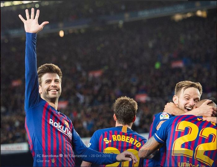 Bek tengah Barcelona, Gerard Pique, melakukan selebrasi manita pada laga el clasico melawan Real Madrid musim lalu.