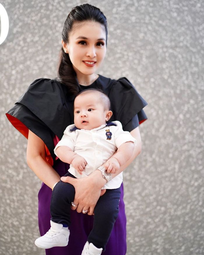 Sandra Dewi dan Mikhael Moeis