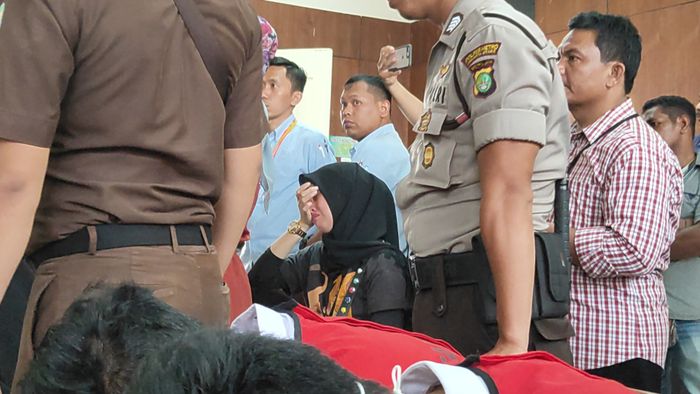 Tangis istri Zul Zivilia pecah saat dengar putusan Hakim di Pengadilan Negeri Jakarta Utara, Rabu (18/12/2019).