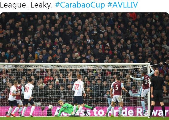 Kiper Liverpool, Caoimhin Kelleher, gagal menepis bola dengan sempurna dalam laga perempat final Carabao Cup melawan Aston Villa di Stadion Villa Park, Selasa (17/12/2019).