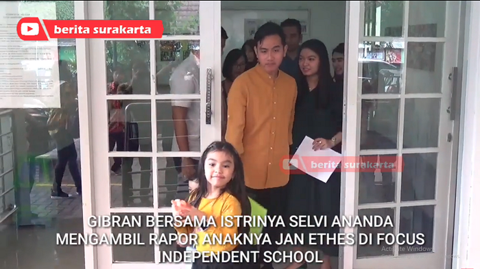 Tampilan Selvi Ananda saat ambil rapor Jan Ethes