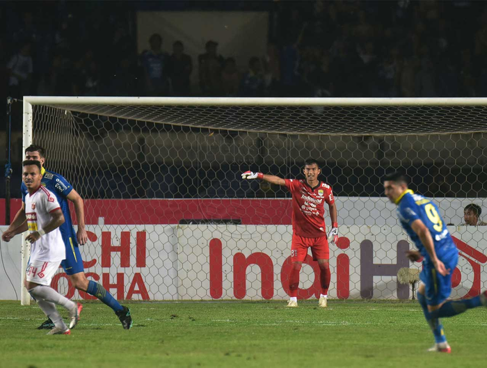 Penampilan Dhika Bayangkara (kostum merah) saat menjaga gawang Persib Bandung kala menghadapi Perseru Badak Lampung FC di Stadion Si Jalak Harupat, Kabupaten Bandung, pada Senin (16/12/2019).