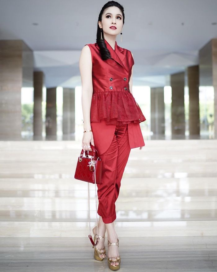 Inspirasi Baju Natal ala Sandra Dewi - Jumpsuit