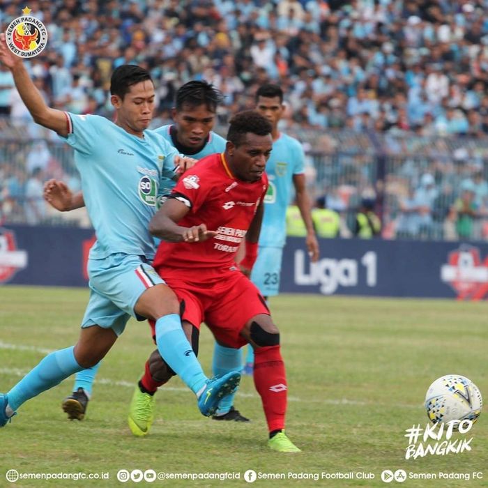 Pemain Semen Padang, Mariando Uropmabin, dikawal ketat oleh para pemain Persela Lamongan dalam laga pekan ke-34 di Stadion Surajaya, Sabtu (21/12/2019).