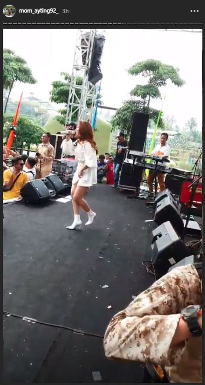 Ayu Ting Ting bernyanyi di acara family gathering di kawasan Puncak, Bogor, Jawa Barat.