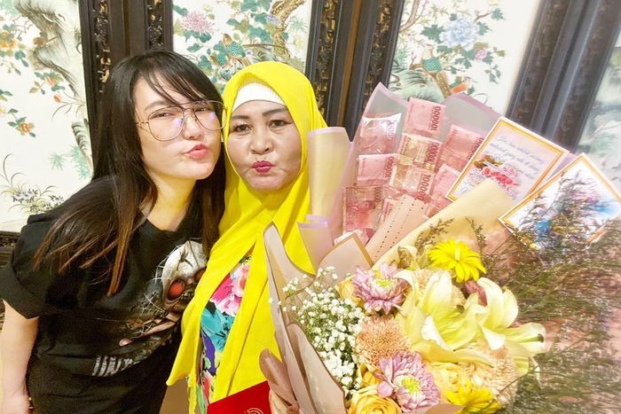Buket bunga berisi uang jutaan rupiah yang jadi hadiah Hari Ibu dari Via Vallen