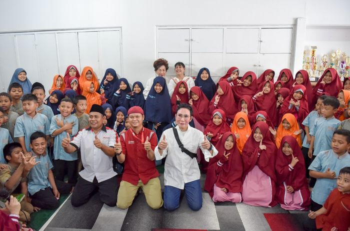 Otis Hahijary bersama anak yatim piatu Panti Asuhan Mizan Amanah.