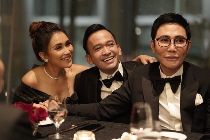 Ayu Ting Ting, Ruben Onsu rayakan ulang tahun Otis Hahijary ke-50 di Singapura.