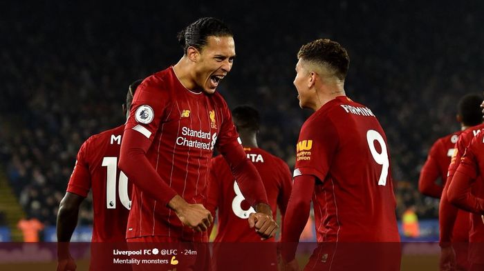 Roberto Firmino (kanan) dan Virgil van Dijk merayakan gol Liverpool ke gawang Leicester City.