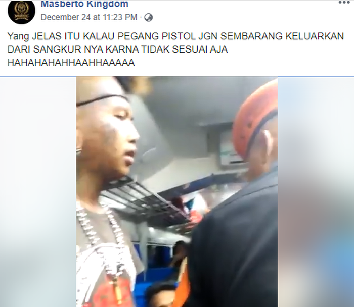 Seorang petugas Polsuska menyuruh paksa turun seorang penumpang karena dianggap menganggu kenyamanan penumpang lainnya