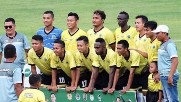 Foto yang menunjukkan pemain Arema, Ricky Kayame, Makan Konate, dan Nasir berfoto sebelum pertandingan turnamen lokal, Bupati Cup IV di Tuban, Jawa Timur.