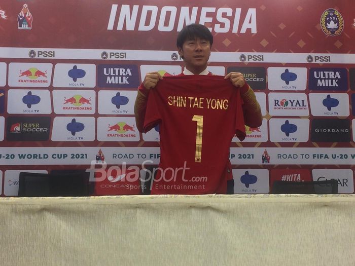 Pelatih timnas Indonesia, Shin Tae-yong, diperkenalkan di Stadion Pakansari