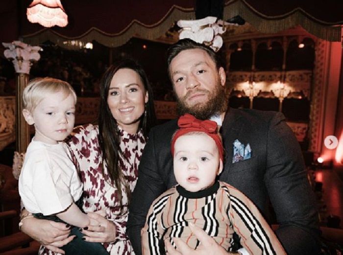 Conor McGregor dan kekasihnya, Dee Devlin. Telah menjalin hubungan sejak 2008, keduanya kini dikarunia empat orang anak.