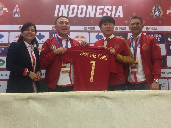 Shin Tae Yong saat diperkenalkan sebagai pelatih timnas Indonesia yang baru di Stadion Pakansari, Cibinong, Bogor pada Sabtu (28/12/2019).