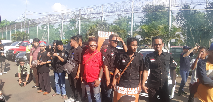 Relawan telah menunggu kebebasan Ahmad Dhani dari Lapas Cipinang, Senin (30/12/2019).