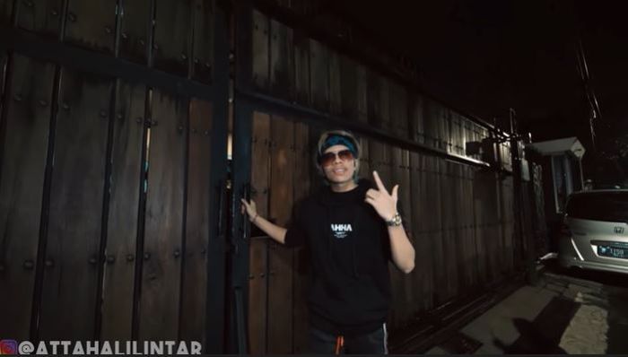 Bagian pagar rumah Ussy Sulistiawaty dan Andhika Pratama