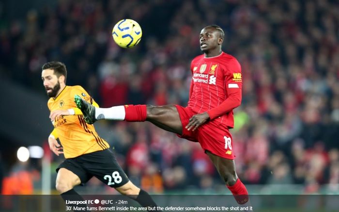 Sadio Mane berusaha menjangkau bola hasil umpan silang rekannya pada pertandingan melawan Wolverhampton Wanderers di Stadion Anfield, Minggu (29/12/2019).