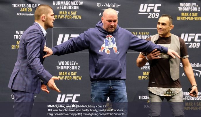 Khabib Nurmagomedov (kiri) dan Tony Ferguson (kanan).