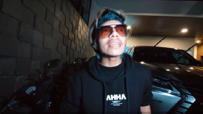 Garasi di rumah Ussy Sulistiawaty dan Andhika Pratama