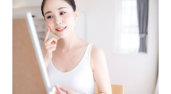 Lakukan perawatan untuk wajah berjerawat menggunakan post acne gel yang mudah diserap kulit, seperti Hiruscar Post Acne Gel.