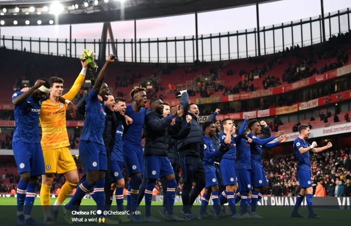 Para pemain Chelsea dan pelatih mereka, Frank Lampard, melakukan selebrasi di Stadion Emirates usai menang dramatis 2-1 atas Arsenal, Minggu (29/12/2019).