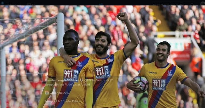 Christian Benteke (kiri) mencetak gol untuk Crystal Palace ke gawang Liverpool, 23 April 2017.