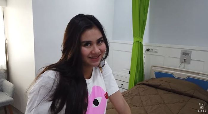 Syahnaz dan Jeje mengecek kamar perawatan di RSIA Bunda.