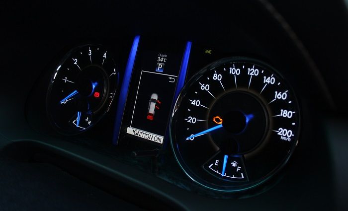 Logo segitiga yang dimaksud adalah di dekat dispenser fuel meter, yang terletak di dekat huruf F.