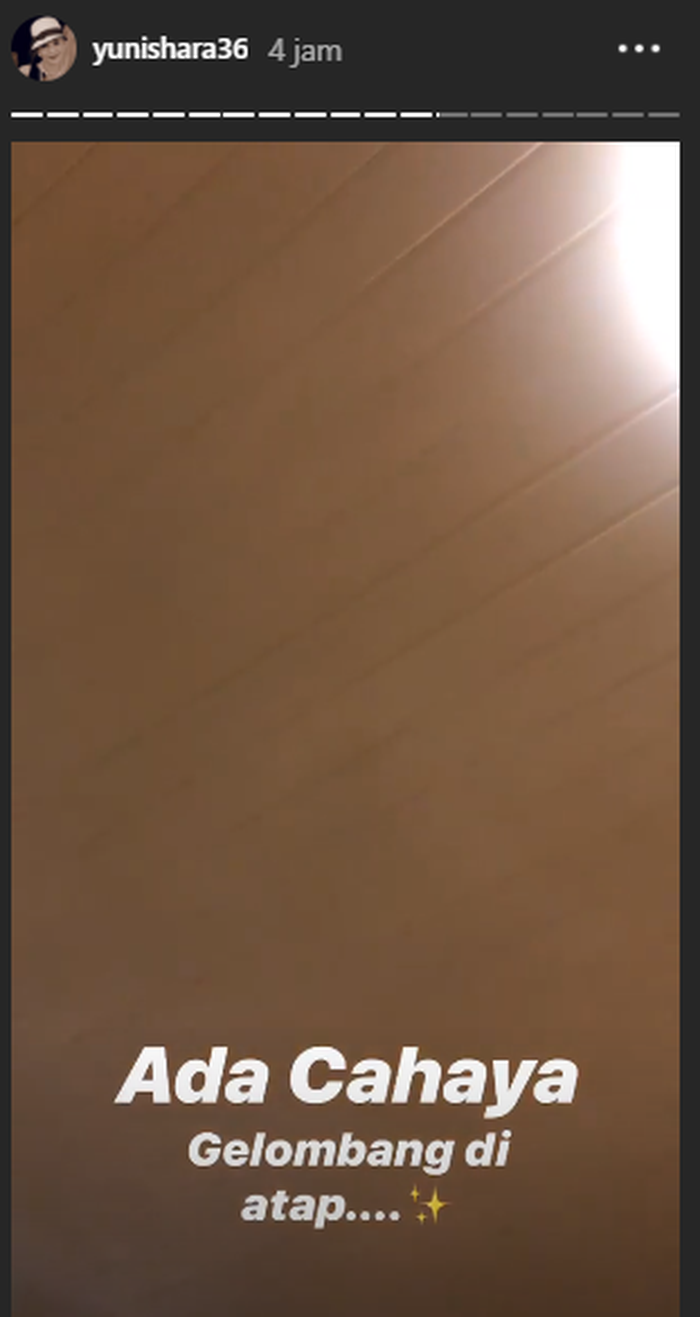 Unggahan Yuni Shara saat air memasuki rumahnya 