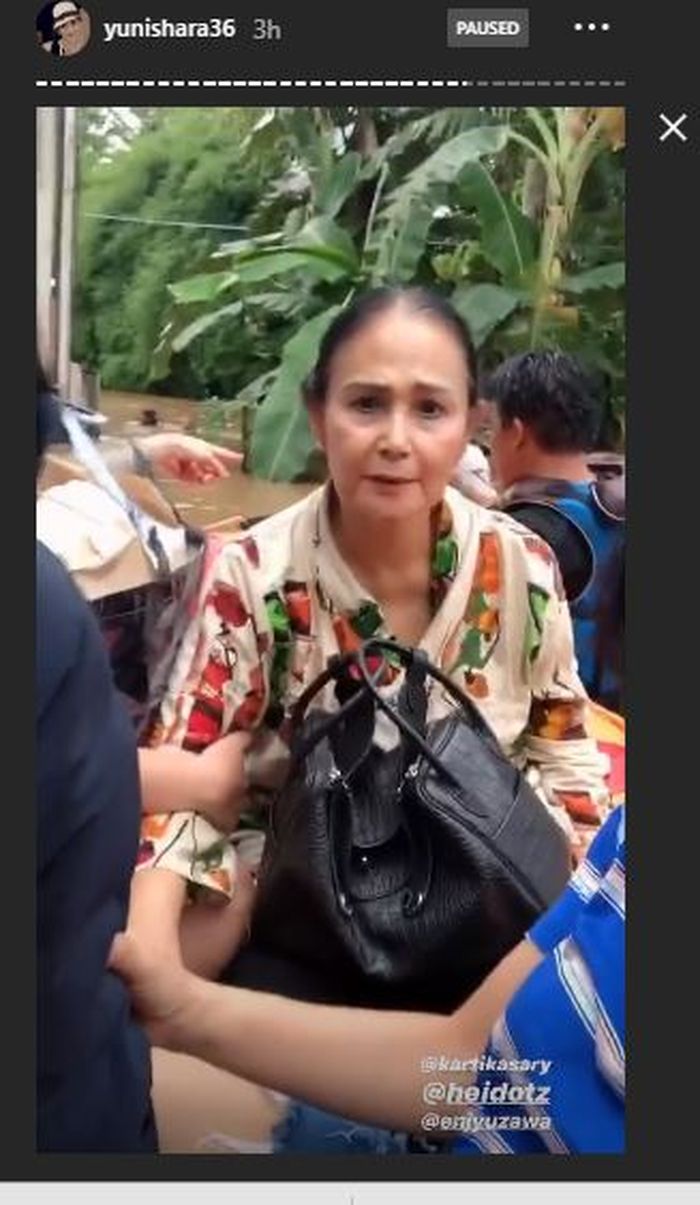 Yuni Shara dan sang mama yang harus dievakuasi akibat banjir