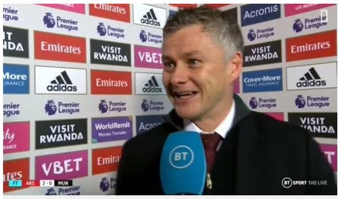 Ole Gunnar Solskjaer tersenyum saat dinterviu pascalaga kontra Arsenal, 1 Januari 2020.