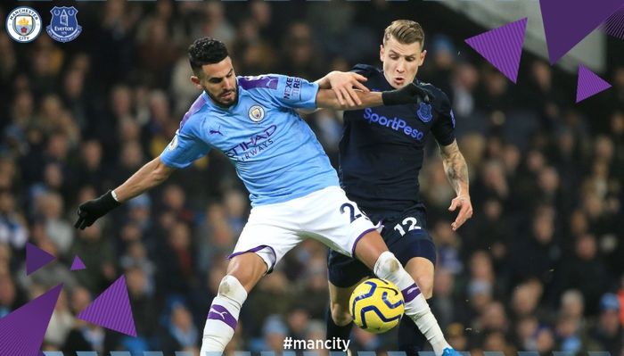 Riyad Mahrez terlibat perebutan bola dengan Lucas Digne dalam pertandingan Manchester City kontra Everton di Stadion Etihad, Rabu (1/1/2020).