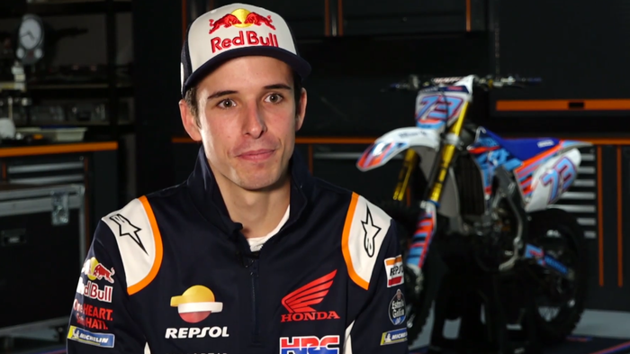 Alex Marquez mengenakan seragam Repsol Honda dalam wawancara dengan MotoGP.