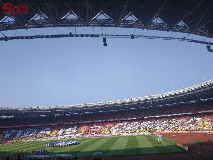 Koreografi The Jakmania pada laga leg pertama final Piala Indonesia di Stadion Utama Gelora Bung Karno (SUGBK), Minggu (21/7/2019).