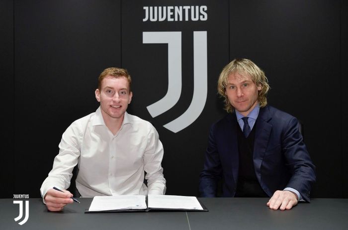 Dejan Kulusevski bersama Pavel Nedved saat menandatangani kontrak baru di Juventus.