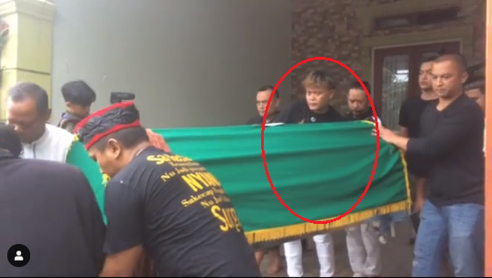 Sule mengangkat keranda jenazah Lina