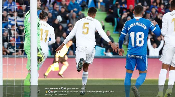 Selebrasi Raphael Varane usai mencetak gol kedua Real Madrid ke gawang Getafe pada laga Liga Spanyol, Sabtu (4/1/2020).