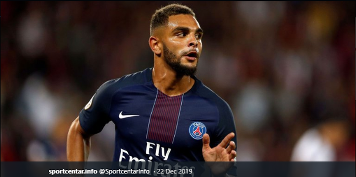 Bek sayap milik Paris Saint-Germain (PSG), Layvin Kurzawa.