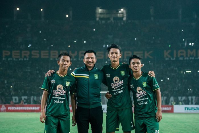 Presiden klub Persebaya, Azrul Ananda, bersama Koko Ari Araya, Muhammad Kemaluddin, Zulfikar Akhmad Medianar Arifin saat menjalani debut pada laga uji coba melawan Persela Lamongan di Stadion Gelora Bung Tomo (GBT), 11 Mei 2019.