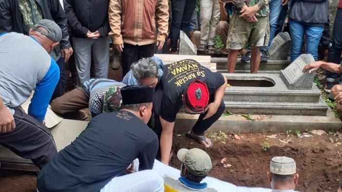 Proses pemakaman Lina, mantan istri Sule