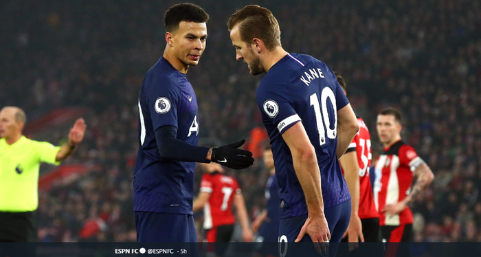 Striker Tottenham Hotspur, Harry Kane (Kanan) terlihat tertatih-tatih saat berjalan keluar lapangan di pertangingan Liga Inggris pekan ke-21 kontra Southampton, Rabu (1/1/2020) kemarin.