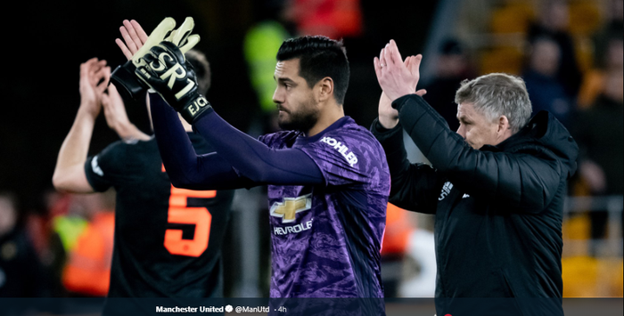 Pelatih Manchestr United, Ole Gunnar Solskjaer (Kanan) bersama Sergio Romero saat menyapa para pendukungnya seusai bermain imbang melawan Wolves di babak ketiga Piala FA, Sabtu (4/1/2020).