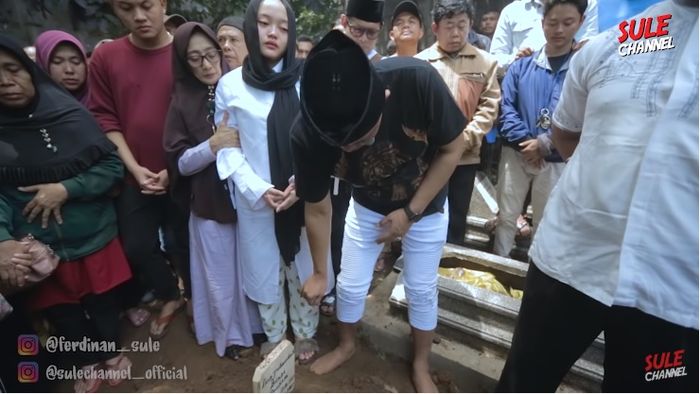 Sule menghantarkan Lina ke peristirahatan terakhir.