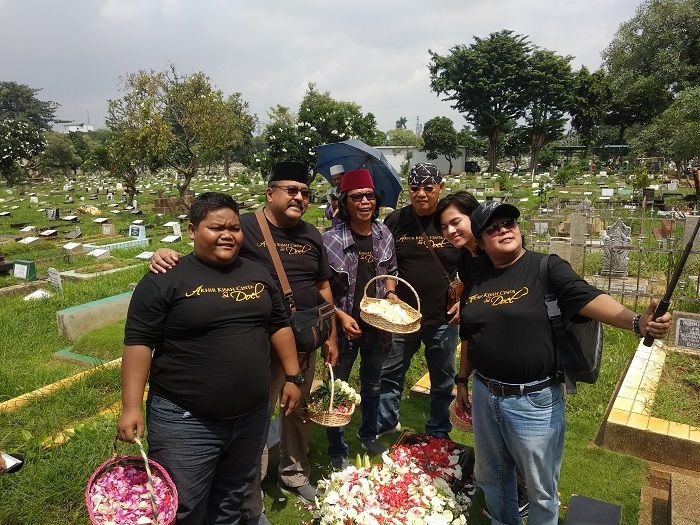 Para pemain Si Doel The Movie 3 datang berziarah ke makam Benyamin Sueb di TPU Karet Bivak, Jakarta Pusat pada Selasa (7/1/2020).  