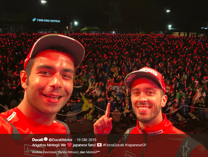 Pembalap Ducati Corse, Danilo Petrucci (kiri) dan Andrea Dovizioso (kanan) saat melakukan jumpa penggemar jelang MotoGP Jepang 2019.