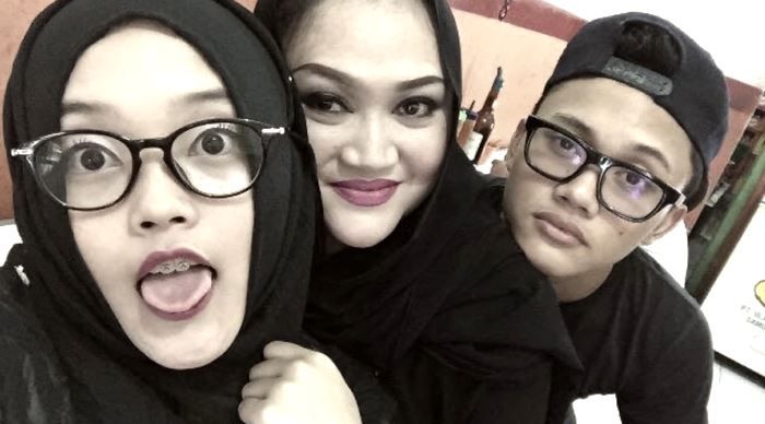 Rizky Febian menyanyikan lagu untuk sang ibu yang telah pergi ntuk selama-lamanya.