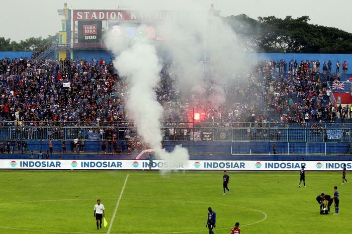 Pertandingan sampan terhenti karena ulah suporter Arema FC yang menyalakan flare saat pertandingan melawan Bali United di Pekan 33 Liga 1 2019 yang berakhir dengan skor 3-2 di Stadion Kanjuruhan Kabupaten Malang, Jawa Timur, Senin (16/12/2019) sore.